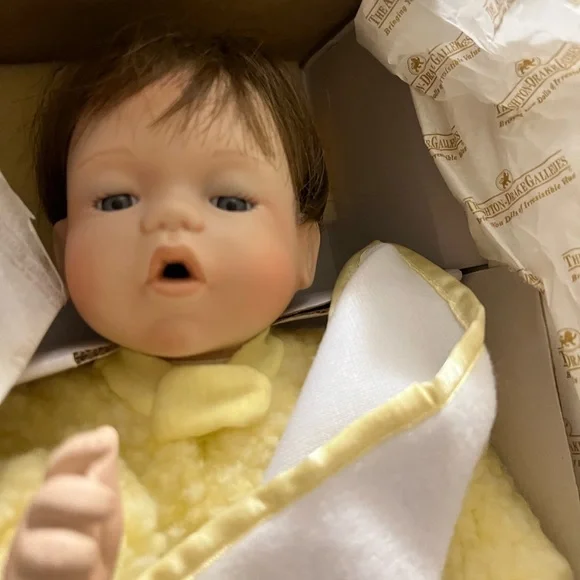 Charming Ashton-Drake porcelain doll. “Mommy I’m Sleepy” - Picture 6 of 7